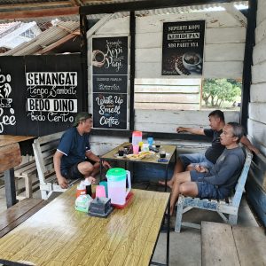 Komisaris Media sedang menikmati kopi dan gorengan