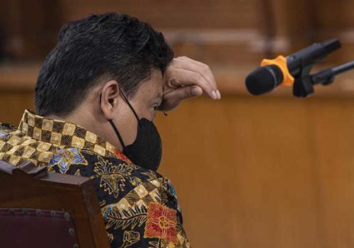 Terdakwa kasus pembunuhan berencana terhadap Brigadir Nopriansyah Yosua Hutabarat serta “obstruction of justice” atau menghalangi proses hukum, Ferdy Sambo mengusap dahinya saat menunggu dimulainya sidang lanjutan di Pengadilan Negeri Jakarta Selatan,